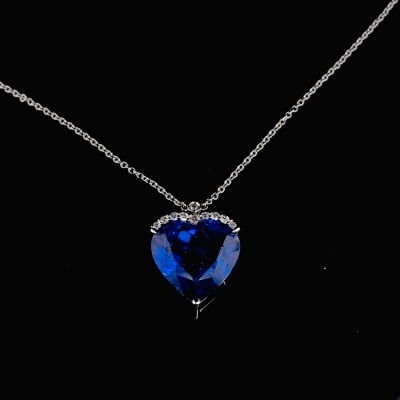 A TANZANITE AND DIAMOND NECKLACE