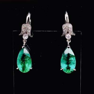 A PAIR OF EMERALD DIAMOND DROP EARRINGS