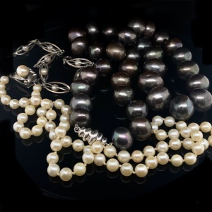 A COLLECTION OF PEARL JEWELLERY