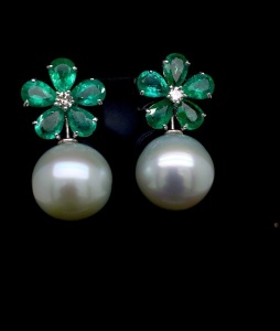 A PAIR OF CONVERTIBLE EMERALD AND SOUTH SEA PEARL EARRINGS