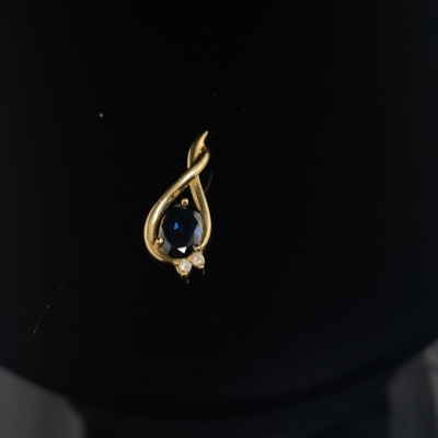 A SAPPHIRE PENDANT IN GOLD