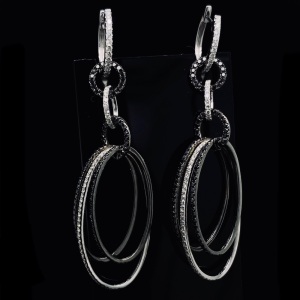 A PAIR OF GOLD AND DIAMOND DROP EARRINGS