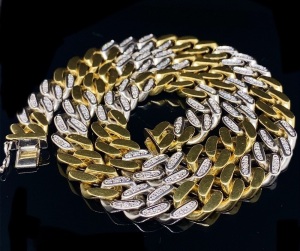 A GOLD AND DIAMOND NECKLACE