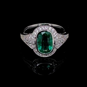 AN EMERALD AND DIAMOND CLUSTER RING