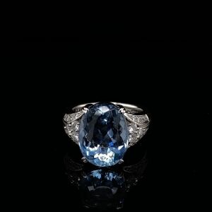 AN AQUAMARINE AND DIAMOND RING