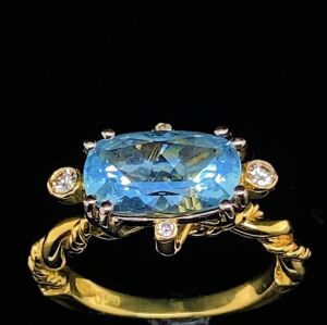 AN AQUAMARINE AND DIAMOND RING