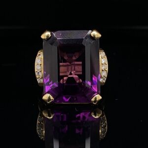 AN AMETHYST DIAMOND RING