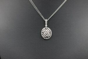 A DIAMOND PENDANT NECKLACE