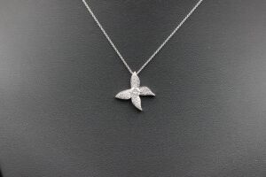 A DIAMOND PENDANT NECKLACE