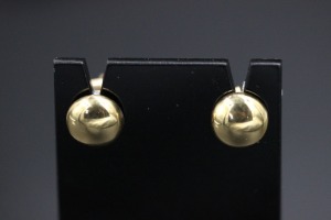 A PAIR OF GOLD EARRINGS