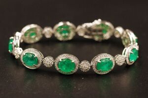 AN EMERALD AND DIAMOND BRACELET