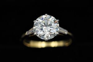 AN IMPRESSIVE SOLITAIRE DIAMOIND RING