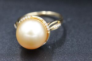 A GOLDEN SOUTH SEA PEARL RING