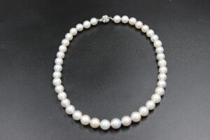 A STRAND OF SOUTH SEA PEARLS