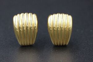 A PAIR OF GOLD EARRINGS