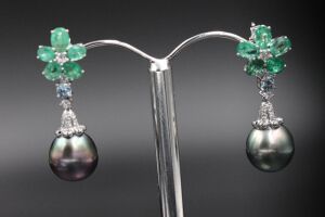 A PAIR OF TAHITIAN PERAL AND EMERALD EAERRINGS