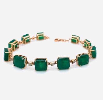 AN EMERALD AND DIAMOND BRACELET