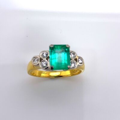 A COLOMBIAN EMERALD AND DIAMOND RING