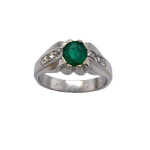 A GENT’S FRENCH EMERALD AND DIAMOND RING