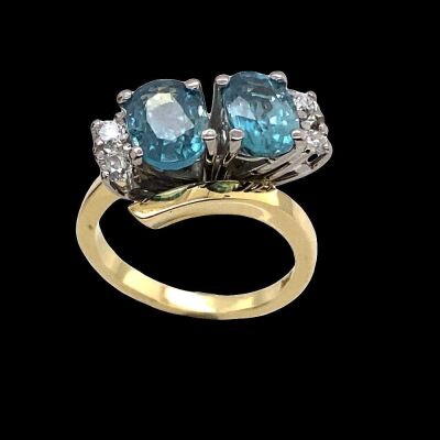 A VINTAGE ZIRCON AND DIAMOND CROSSOVER RING