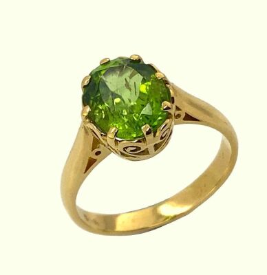 A PERIDOT SET DRESS RING