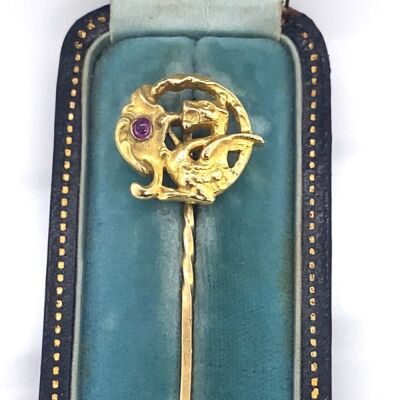 AN ANTIQUE CHIMERA RUBY SET STICKPIN