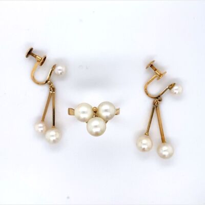 A VINTAGE AKOYA PEARL RING AND EARRINGS
