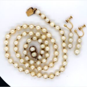 A VINTAGE AKOYA PEARL NECKLACE AND EARRINGS