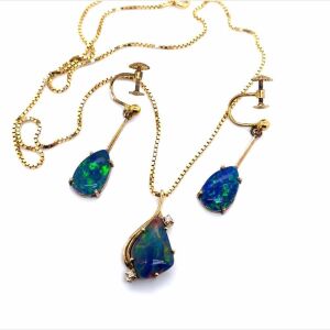 AN OPAL TRIPLET PENDANT NECKLACE AND EARRINGS