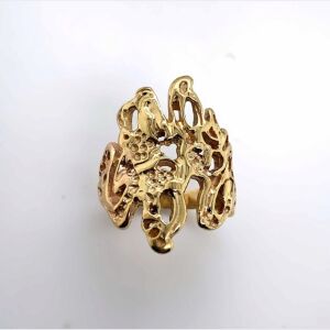 A RETRO GOLD RING