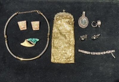 A COLLECTION OF ASSORTED JEWELLERY