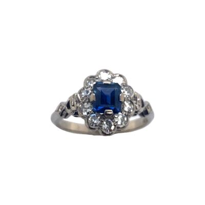 AN ART DECO SAPPHIRE AND DIAMOND RING