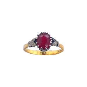 AN ANTIQUE GEM SET RING