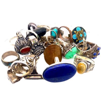 A LARGE COLLECTION OF VINTAGE RINGS