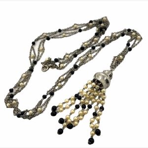 AN ART DECO SEED PEARL AND ONYX NECKLACE