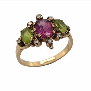 AN ANTIQUE GEM SET RING