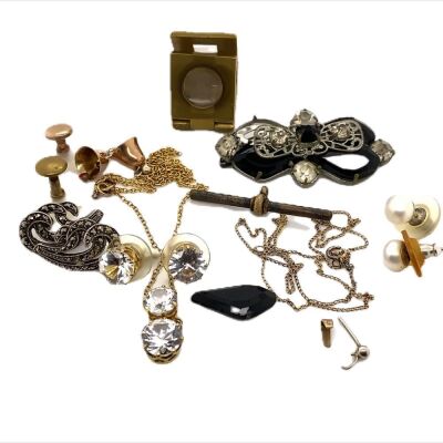 A COLLECTION OF ASSORTED JEWELLERY