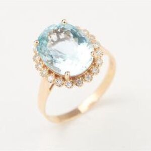 AN AQUAMARINE AND DIAMOND DRESS RING