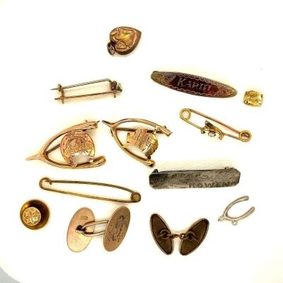 A COLLECTION OF JEWELLERY