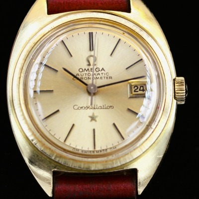 A LADIES GOLD OMEGA CONSTELLATION WRISTWATCH