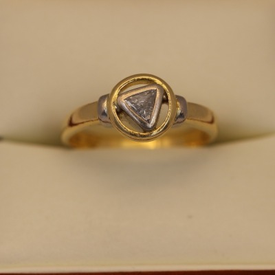 AN AUSTRALIAN DIAMOND RING 