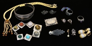 A COLLECTION OF ANTIQUE AND VINTAGE JEWELLERY