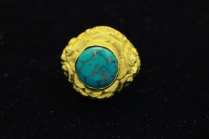 A VINTAGE BALINESE TURQUOISE AND PURE GOLD RING