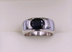 A VINTAGE SAPPHIRE SET BAND