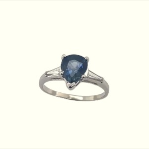 A SAPPHIRE AND DIAMOND RING 