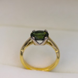 A GREEN SAPPHIRE RING 