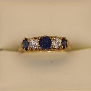 AN ANTIQUE SAPPHIRE AND DIAMOND RING 