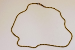 AN ANTIQUE GOLD NECKLACE