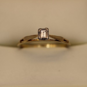 A SOLITAIRE DIAMOND RING 