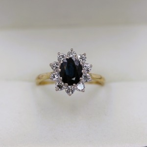 A SAPPHIRE AND DIAMOND FLOWER CLUSTER RING.